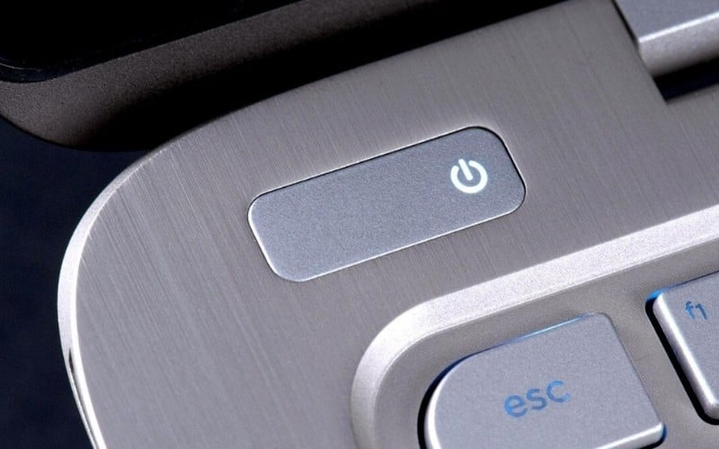 Đèn nguồn sáng liên tục cho thấy máy đang hoạt động bình thường ở chế độ bật