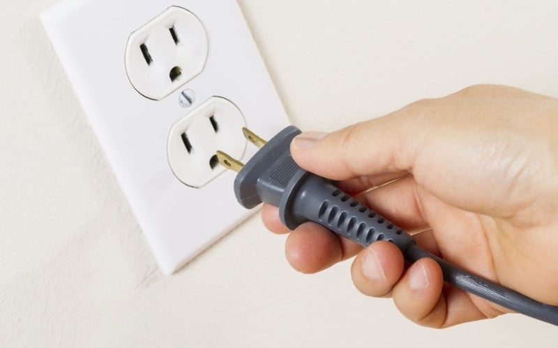 Hãy thử cắm một thiết bị điện tử khác vào ổ cắm bạn đang dùng để kiểm tra
