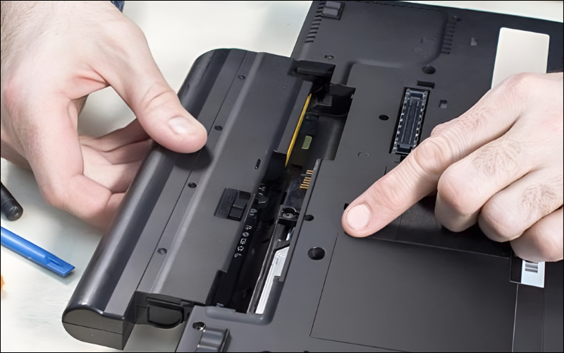 Tháo pin laptop