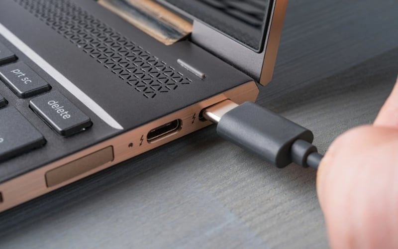Sạc ngược từ thiết bị khác qua cổng&nbsp;USB-C