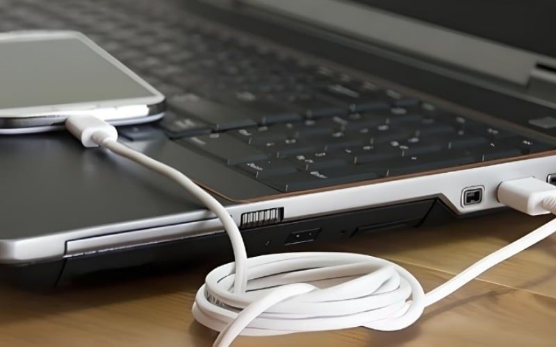 Điện thoại có thể sạc ngược cho laptop