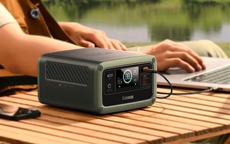 Sạc laptop bằng trạm sạc di động