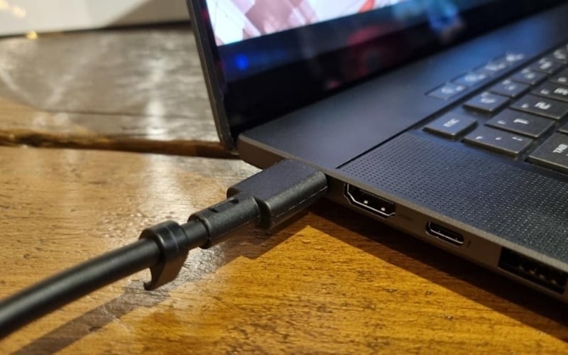 Hãy dùng bộ sạc Dell chính hãng đi kèm theo máy