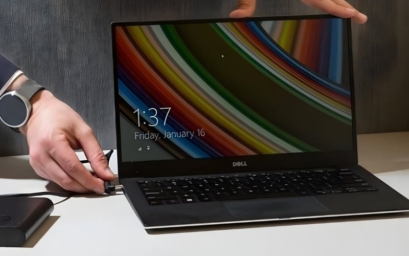 Cắm đầu adapter vào ổ điện trước rồi mới cắm đầu sạc vào laptop