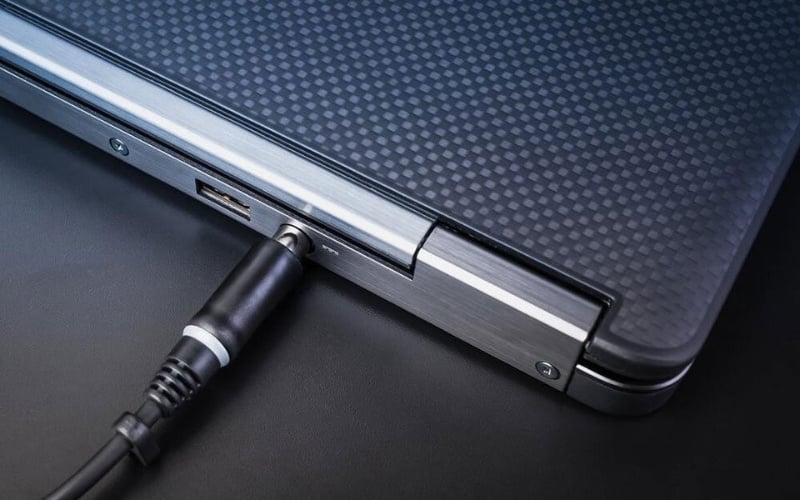 Kiểm tra cổng sạc laptop