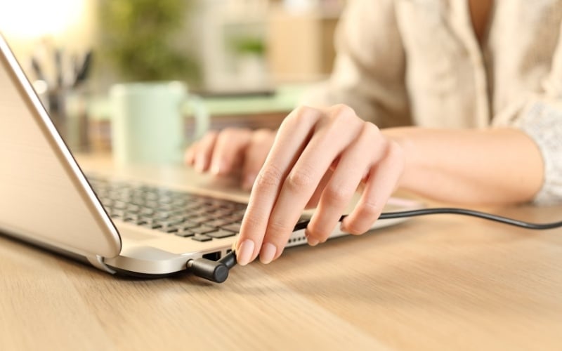 Laptop hiện đại không cần sạc đủ 8 tiếng trong lần đầu tiên