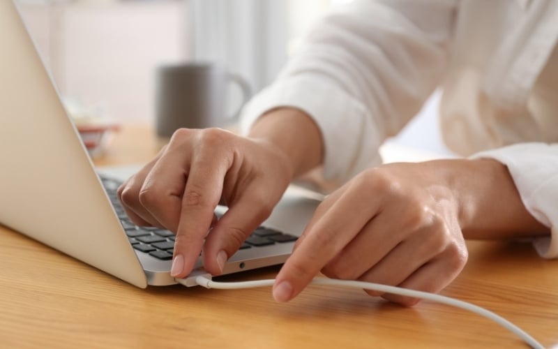 Sau khi pin đã đầy, bạn có thể tiếp tục cắm sạc hoặc rút ra để sử dụng