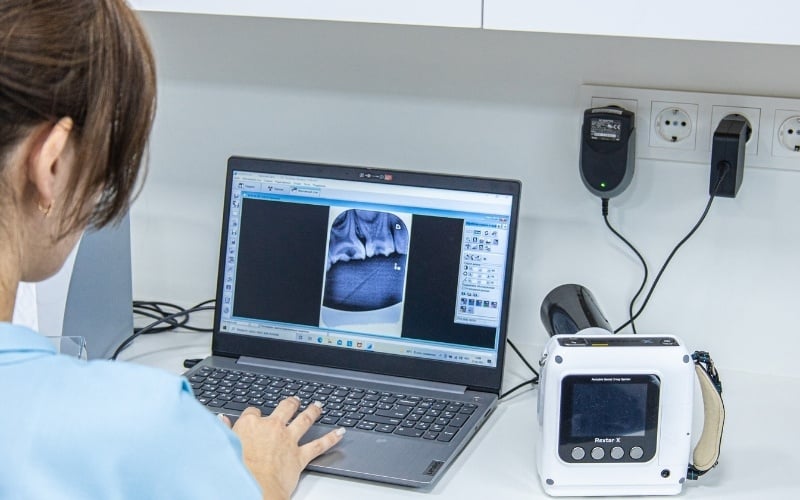 Khi pin đã được sạc đầy, laptop sẽ chuyển sang sử dụng nguồn điện trực tiếp từ adapter