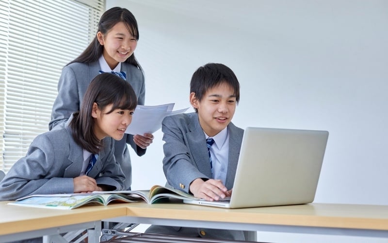 Luôn đặt laptop trên các bề mặt cứng, phẳng và thoáng