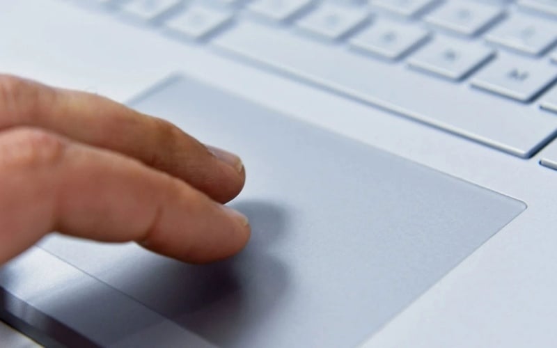 Dùng ngón tay để thực hiện các thao tác điều khiển khác nhau trên Touchpad