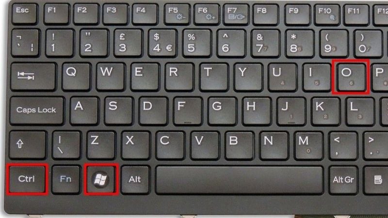 Bạn nhấn tổ hợp Windows + Ctrl + O để mở bàn phím