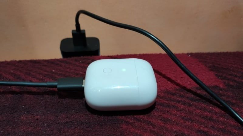 Sạc tai nghe Bluetooth đúng cách
