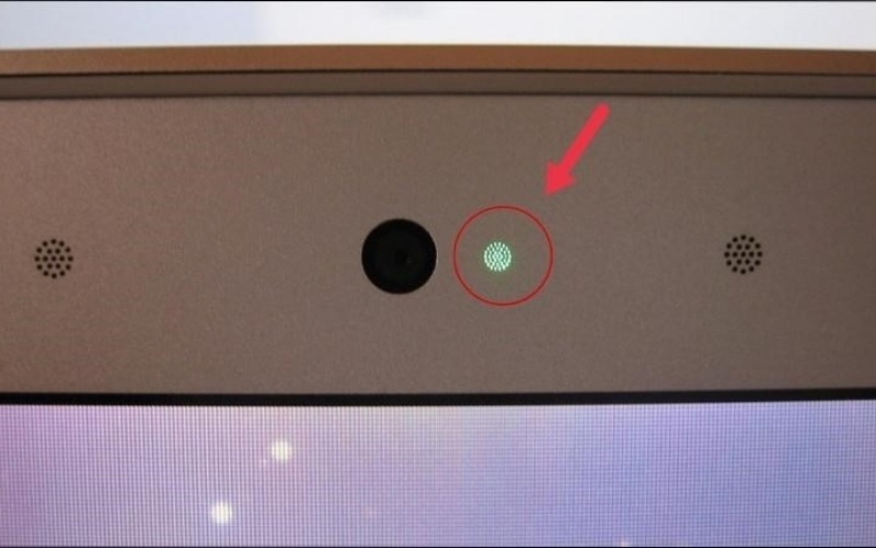 Đèn báo hiệu cạnh webcam tự động bật sáng dù bạn không sử dụng camera