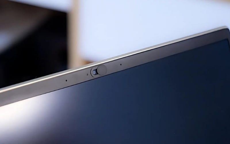 Sử dụng cần gạt vật lý để che camera