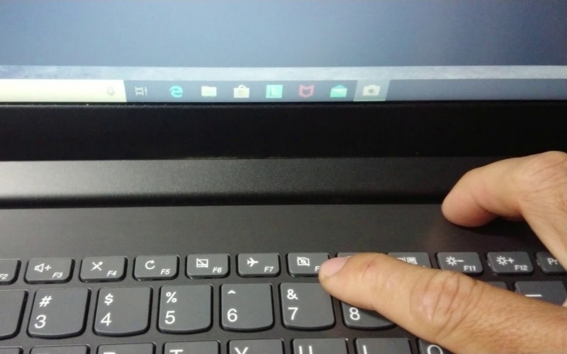 Sử dụng phím tắt trên bàn phím để tắt camera