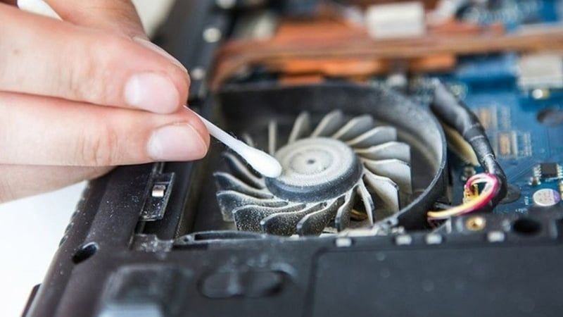 Vệ sinh bụi bẩn bên trong máy