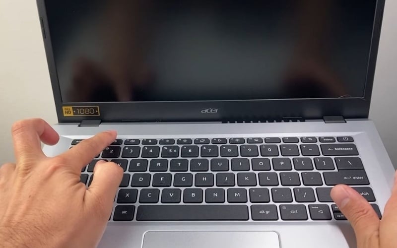 Ngay khi màn hình vừa sáng lên, bạn nhấn phím F2 liên tục