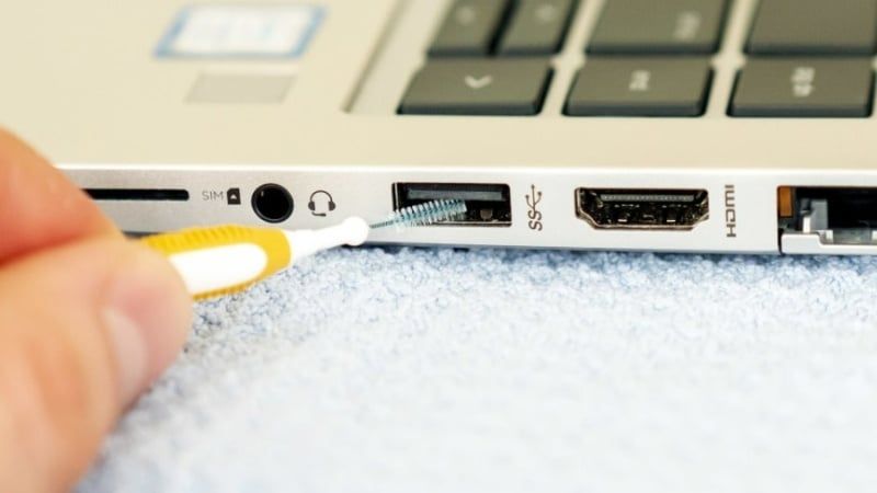 Làm sạch các cổng kết nối