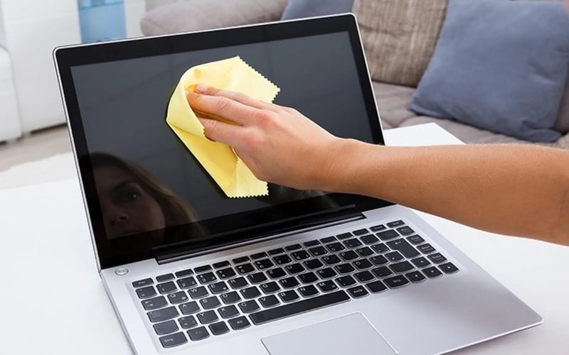 Vệ sinh laptop giúp làm sạch bụi bẩn trên bề mặt vỏ, màn hình, bàn phím và các khe thoáng gió