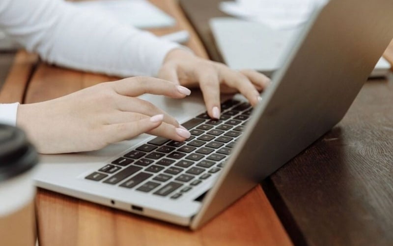 Các phím bấm có thể bị kẹt, phản hồi chậm hoặc không nhận lệnh