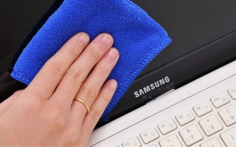 Vệ sinh màn hình máy tính nhằm loại bỏ các tạp chất bám trên bề mặt tấm nền hiển thị