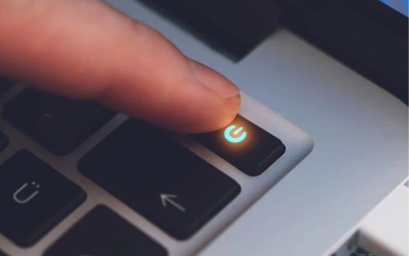 Bạn phải tắt nguồn và rút điện máy tính trước khi vệ sinh màn hình máy tính