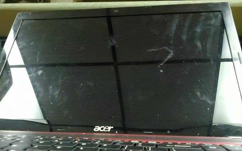 Màn hinh bị bám vệt vân tay khi bạn chạm trực tiếp vào màn hình máy tính