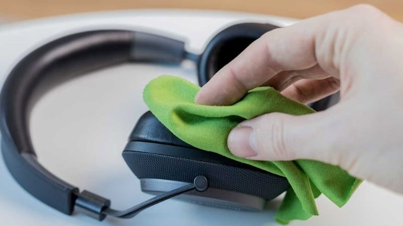 Cần vệ sinh tai nghe chụp tai định kỳ