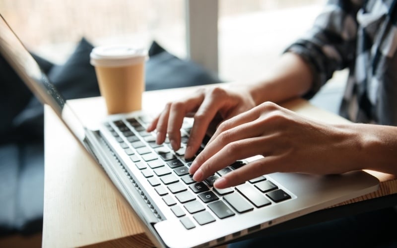 Rút sạc ra và sử dụng laptop với các tác vụ thông thường