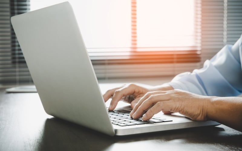 Khi pin đã đầy 100%, bạn có thể bật máy lên và chỉnh lại Power Options