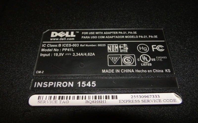 Lật mặt đáy của laptop để tìm Service Tag