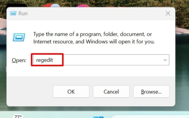 Trong hộp thoại Run, gõ regedit và nhấn Enter