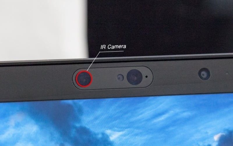 Camera IR trên laptop sử dụng tia hồng ngoại để quét khuôn mặt 3D, hỗ trợ đăng nhập Windows Hello nhanh và an toàn