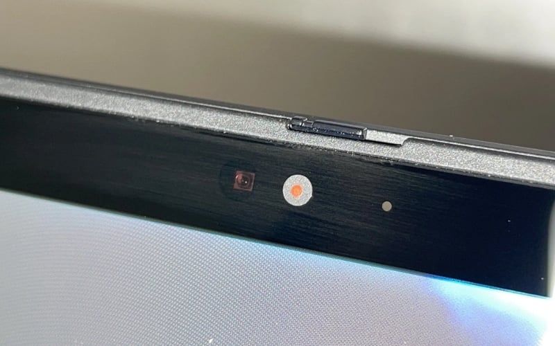 Camera IR phát tia hồng ngoại tạo bản đồ điểm 3D khuôn mặt, so sánh dữ liệu đã đăng ký để mở khóa