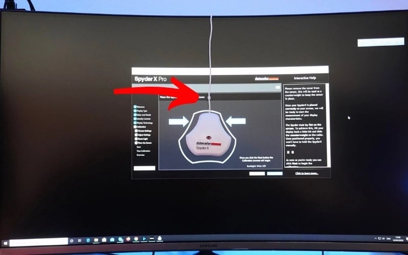Sử dụng các thiết bị như SpyderX Pro hoặc X-Rite i1Display để hiệu chỉnh màu