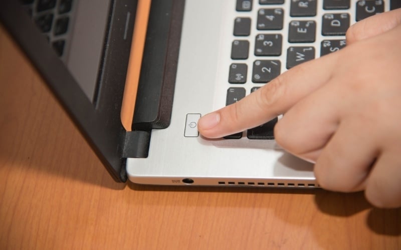 Luôn khởi động lại máy tính sau khi quá trình cập nhật hoàn tất để các thay đổi được áp dụng đầy đủ