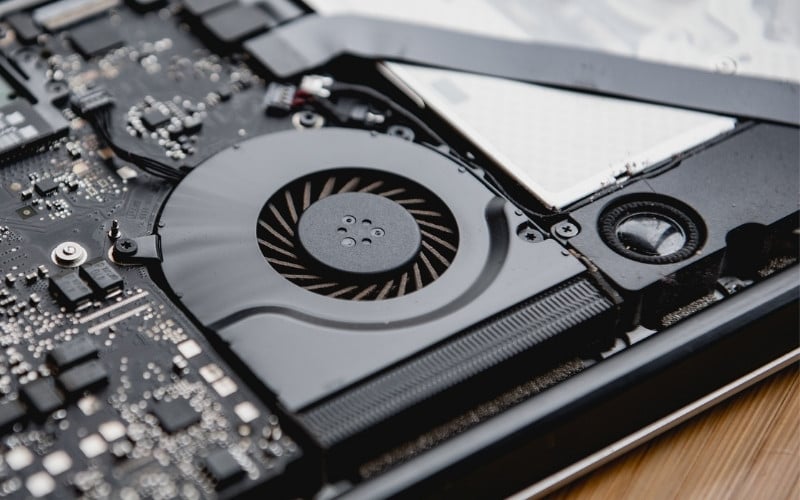 Đảm bảo hệ thống tản nhiệt của máy luôn sạch sẽ, không bị bụi bẩn cản trở luồng gió