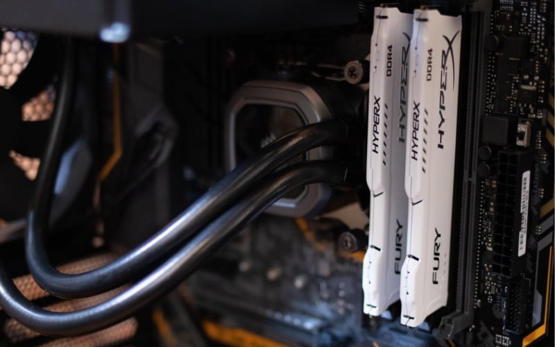 Mức RAM tối thiểu là 8GB, nhưng 16GB là con số lý tưởng