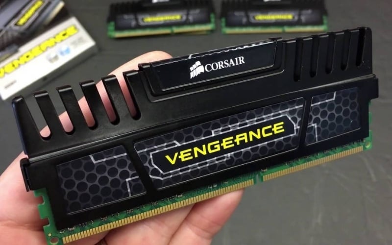 Giáp tản nhiệt Heat Spreader bao bọc bên ngoài chip&nbsp;nhớ và bảng mạch PCB