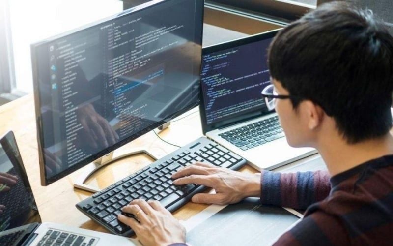 Màn hình tốt giúp lập trình viên đọc code rõ hơn, giảm mỏi mắt