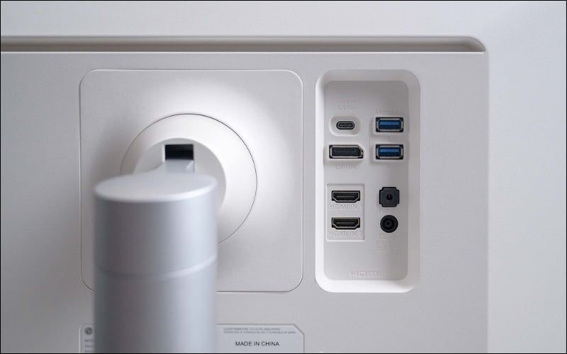 Các cổng kết nối trên màn hình&nbsp;giúp lập trình viên tối ưu không gian làm việc