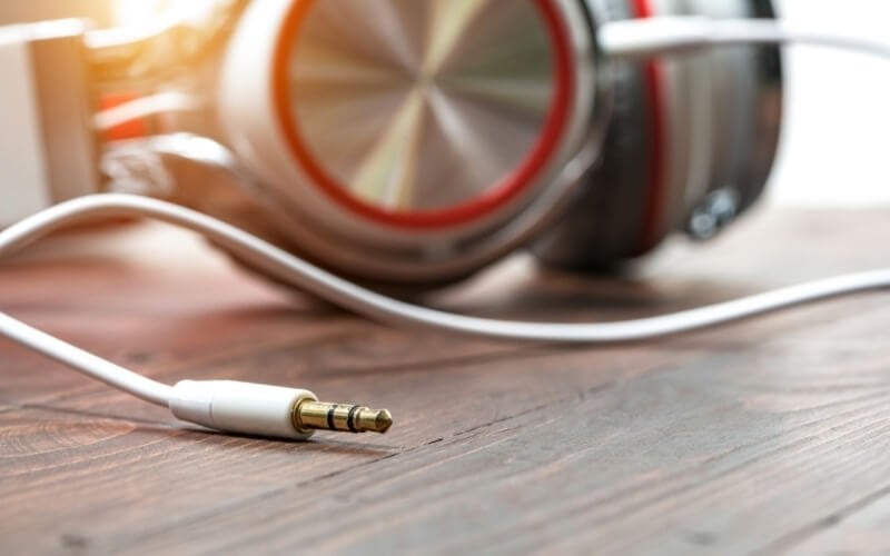 Jack cắm 3.5mm bị rỉ sét, bám nhiều bụi bẩn dẫn đến lỗi kết nối