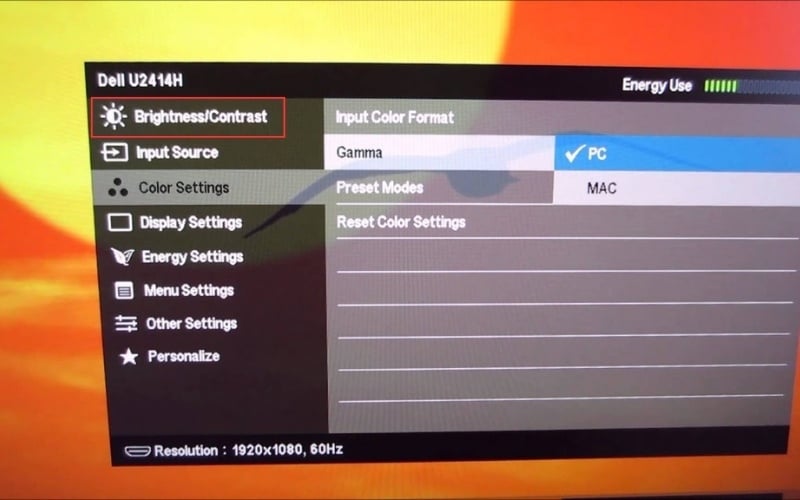 Chọn mục Brightness (Độ sáng) và dùng nút tăng/giảm để điều chỉnh
