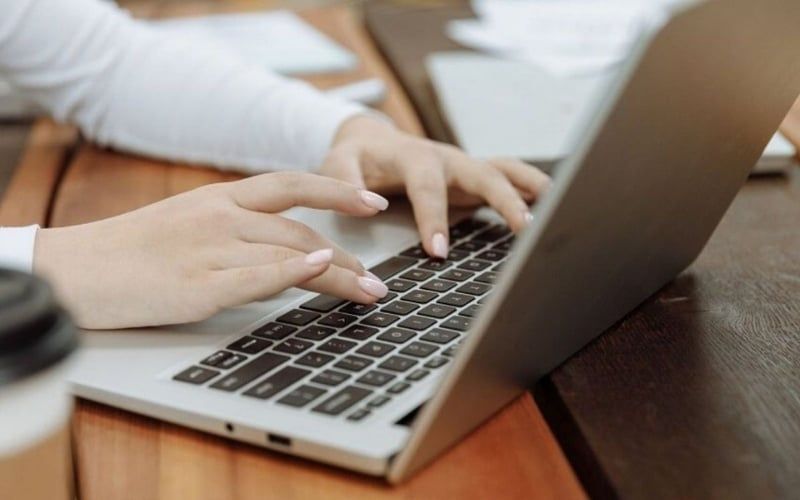 Gõ thử toàn bộ phím để kiểm tra độ nhạy, đảm bảo không có phím liệt hoặc kẹt