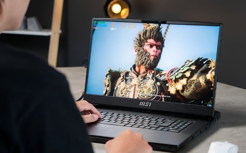 Tháo pin khi chơi các tựa game nặng có thể khiến laptop sập nguồn