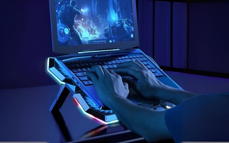 Nên đặt laptop lên đế tản nhiệt và sử dụng bộ sạc chính hãng