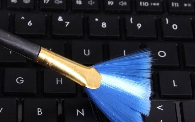 Bạn có thể thử các bước đơn giản như khởi động lại máy hoặc vệ sinh khe phím