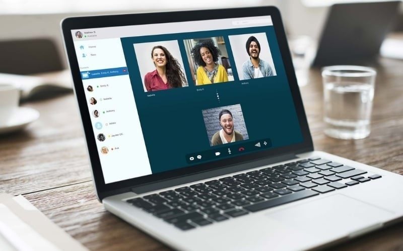 Laptop hiện đại được tối ưu hóa cho việc hội họp qua Zoom, Microsoft Teams hoặc Google Meet