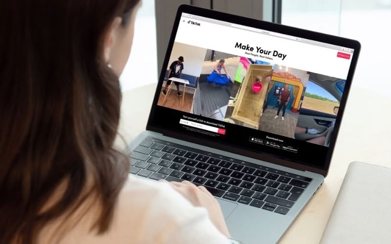 Laptop hỗ trợ sáng tạo và quản lý nội dung mạng xã hội