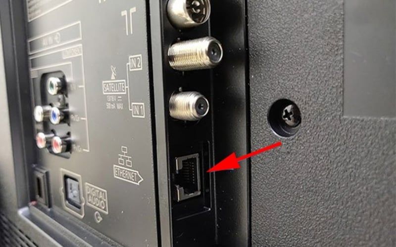 Cổng Ethernet (LAN/RJ45) là khe cắm mạng dây, thường có trên PC, laptop, router, modem và Smart TV